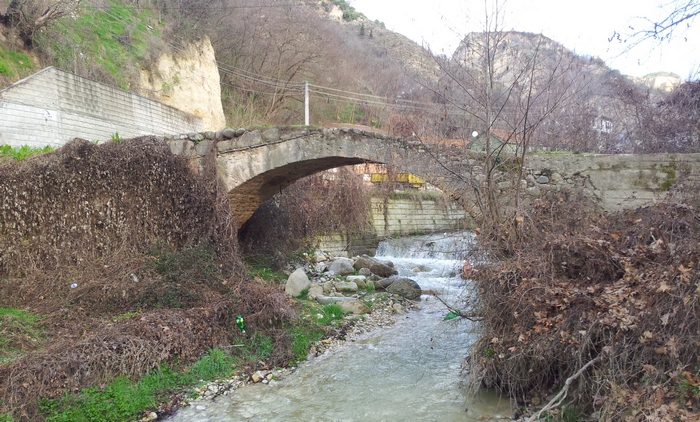 Rimskiy most v Mel'nike