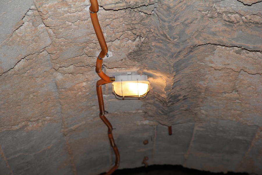osveshchenie v tunnele v Petravtse v Chernogorii 