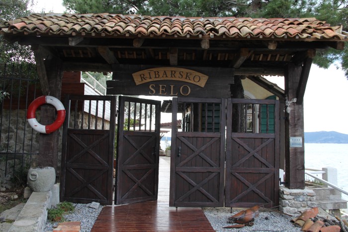 Restoran Rybatskoe selo na poluostrove Lushtitsa v Chernogorii 