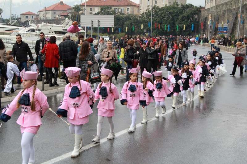 Zimniy kotorskiy karnaval v Kotore v Chernogorii 