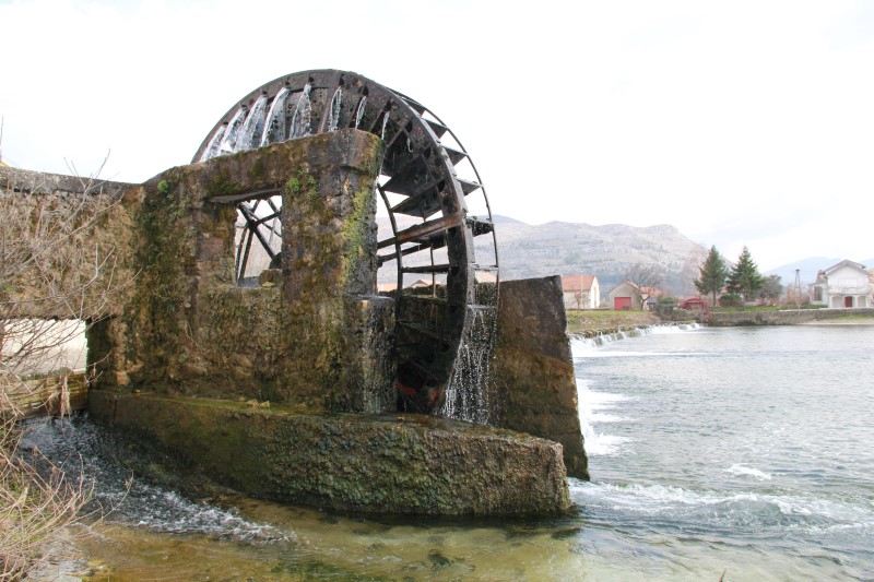 oroshenie poley na reke Trebishnitsa v Bosnii i Gertsegovine 