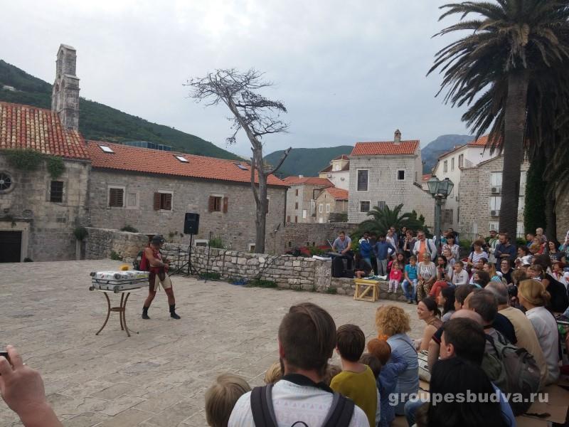 Festival' ulichnykh teatrov v starom gorode budva 