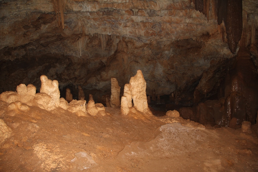 Raznye stalaktity v Lipskoy peshchere. Chernogoriya 