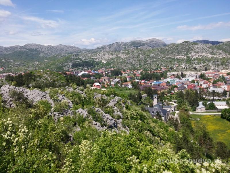 tsetine s gory Orlinovaya gora v Chernogorii