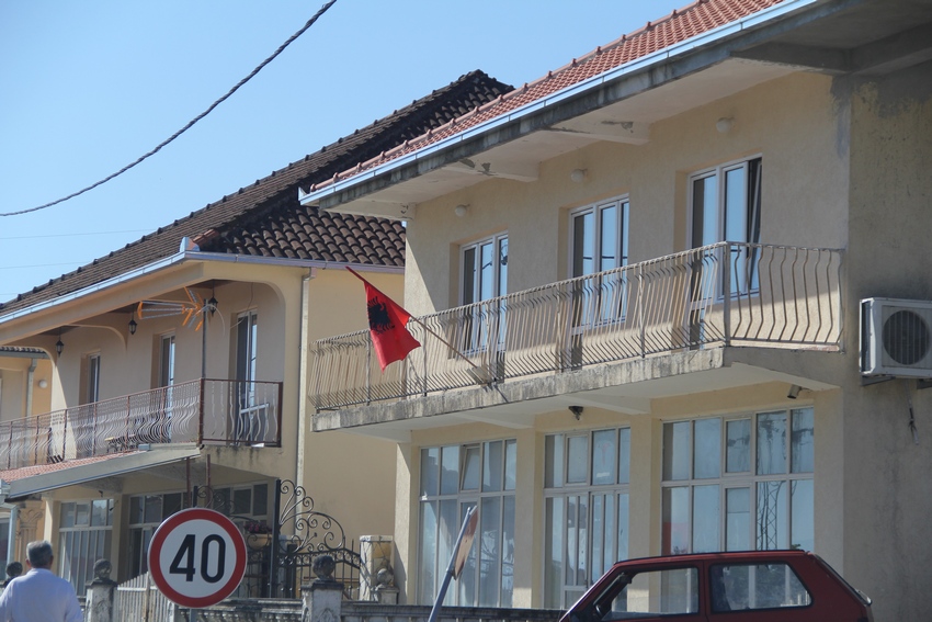 Albanskiy flag v Chernogorii 
