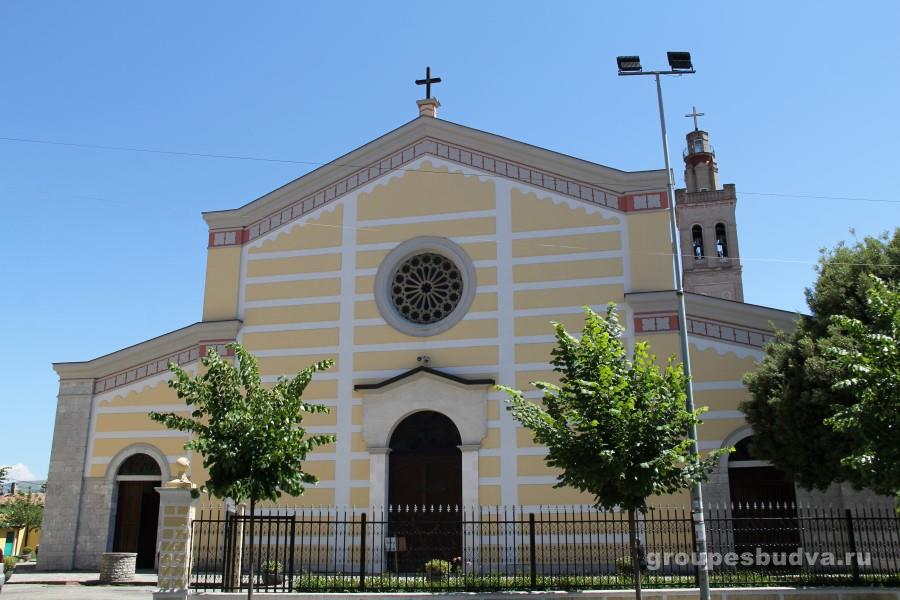 katolicheskiy khram v Albanii