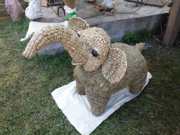 Sorochinskaya yarmarka. izdeliya iz sena slon