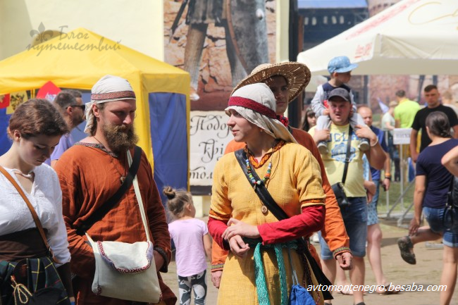 srednevekovaya odezhda na festivale v Trostyantse