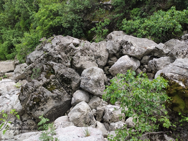 kamni valuny obodskoy peshchere Chernogoriya
